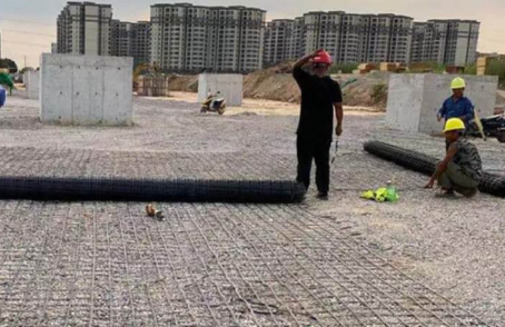 长丰镇土工格栅铺设前地基要怎么处理？